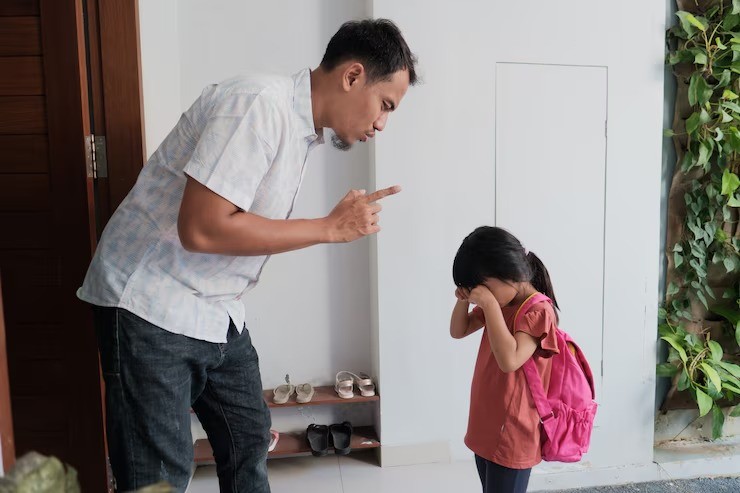 memarahi anak, dampak hukuman verbal, parenting positif, anak nurut karena takut, cara mendidik anak tanpa bentakan, hubungan orang tua dan anak, kepercayaan diri anak, pengasuhan penuh cinta